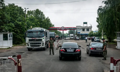 Soldati rusi la granita dintre Transnistria si Republica Moldova FOTO EPA EFE jpg