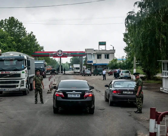 Soldati rusi la granita dintre Transnistria si Republica Moldova FOTO EPA EFE jpg