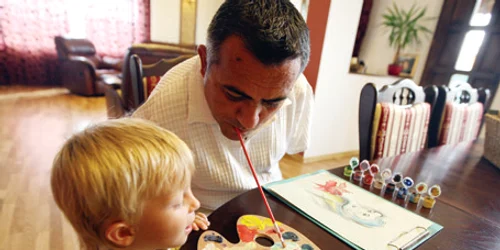 Sergiu Nichescu pictează cu gura şi reuşeşte să îşi întreţină familia