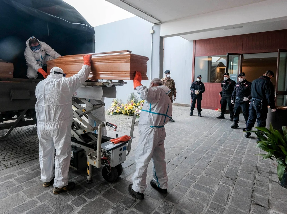 
    Morții nerevendicați au fost îngropați într-un loc special în cimitirul Musocco din Milanofoto: EPA  