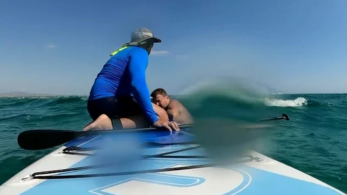 Un tată și doi copii au fost salvați de un surfer.