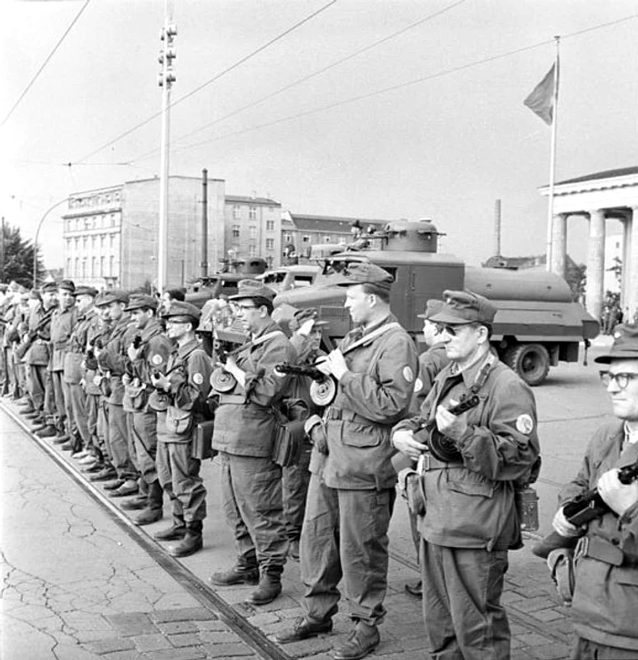 579px Bundesarchiv Bild 183 85458 0002 Berlin Mauerbau Kampfgruppen am Brandenburger Tor jpg jpeg