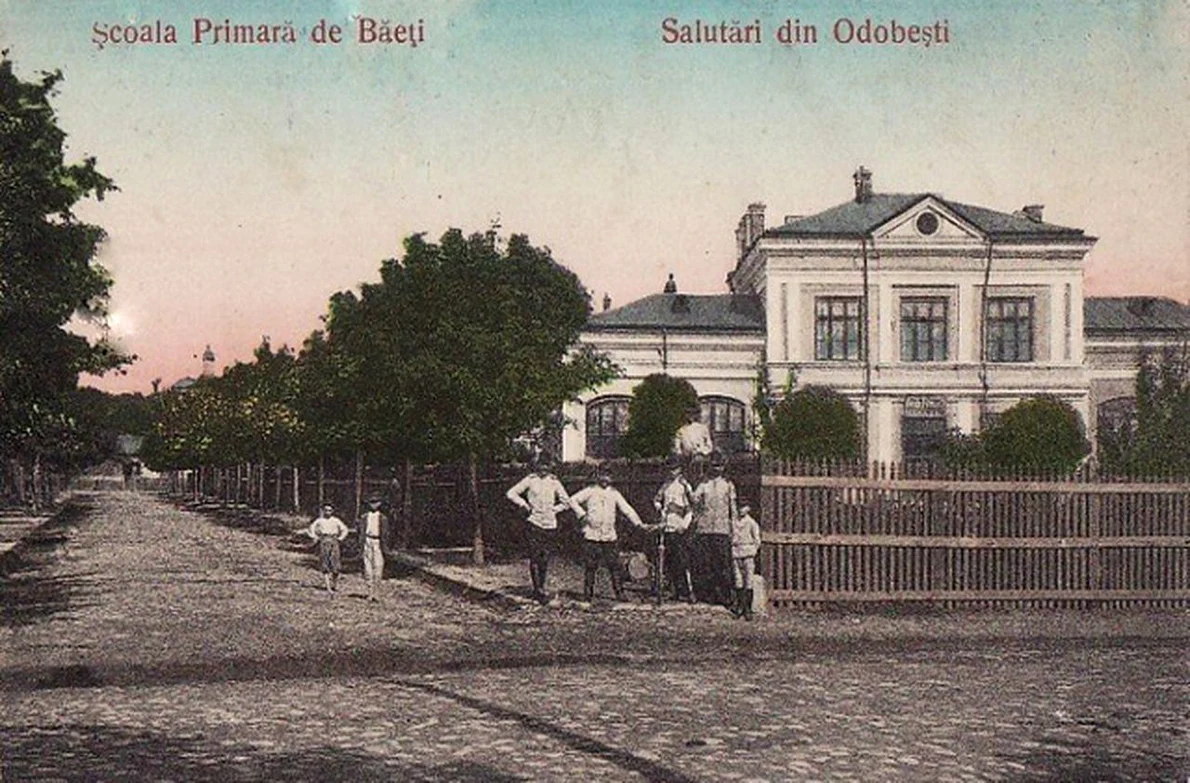 Școala primară de băieți din Odobești, la începutul secolului XX (© iMAGO Romaniae)