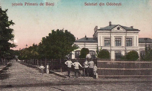 Școala primară de băieți din Odobești, la începutul secolului XX (© iMAGO Romaniae)
