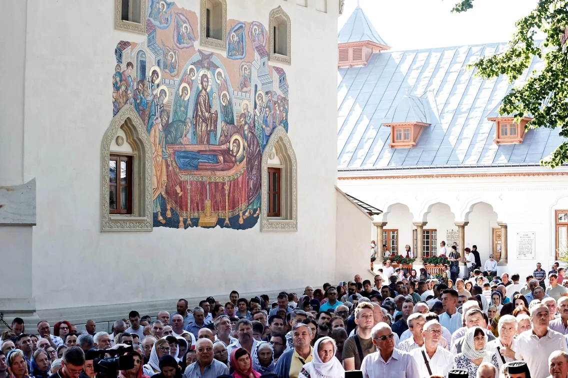 Marcel Ciolacu a participat la slujba de Sfânta Maria, la Mănăstirea Văratic. FOTO Facebook