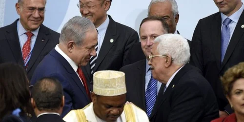 Strangere de maini între Benjamin Netanyahu şi Mahmoud Abbas