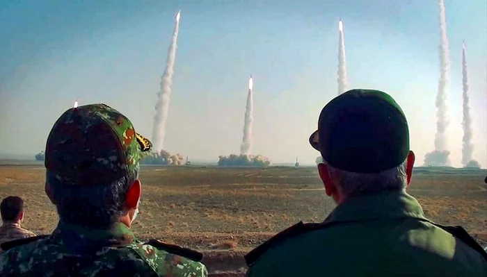 Hossein Salami (D) umărește un exercițiu militar în centrul Iranului 15 ianurie 2021