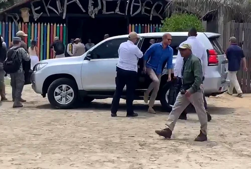 Prințul Harry și Meghan Markle, însoțiți de o echipă mare de securitate