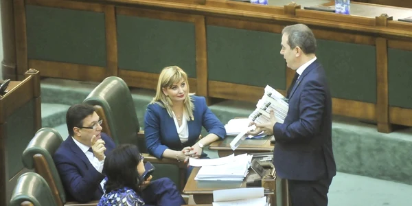 Senatorii USR le-a dat colegilor din PSD şi ALDE câte un exemplar din volumul „Ferma animalelor“