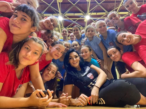 Mihaela Evi e considerată cea mai sexy antrenoare. Sursă foto: facebook