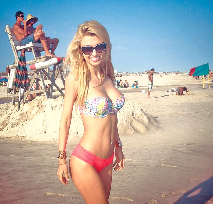 Blonda a făcut ravagii cu slipii ei tanga la malul AtlanticuluiFoto: Arhivă Personală