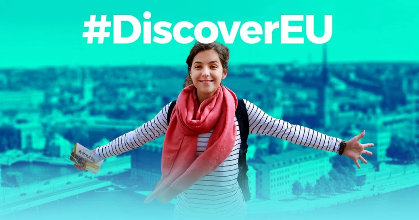 Iniţiativa DiscoverEU a fost lansată în iunie 2018, cu un buget de 12 milioane euro. Până în prezent, DiscoverEU a oferit unui număr de peste 15 000 de tineri posibilitatea de a călători prin Europa.