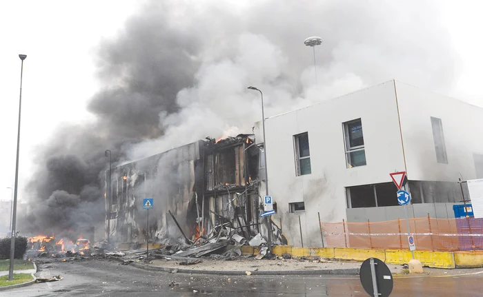 
    Zeci de ambulanţe şi autospeciale au ajuns la locul accidentuluiFoto: EPA-EFE  