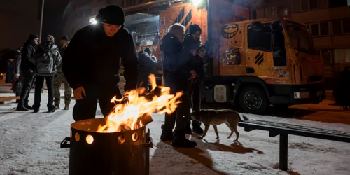 Bucătării mobile în Kiev în urma penelor de curent cauzate de atacurile Rusiei FOTO EPA EFE jpg