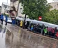 Mii de credincioși stau la coadă, în ploaie Foto: Click! 