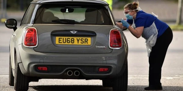 londra coronavirus nhs test covid-19 mini cooper foto afp