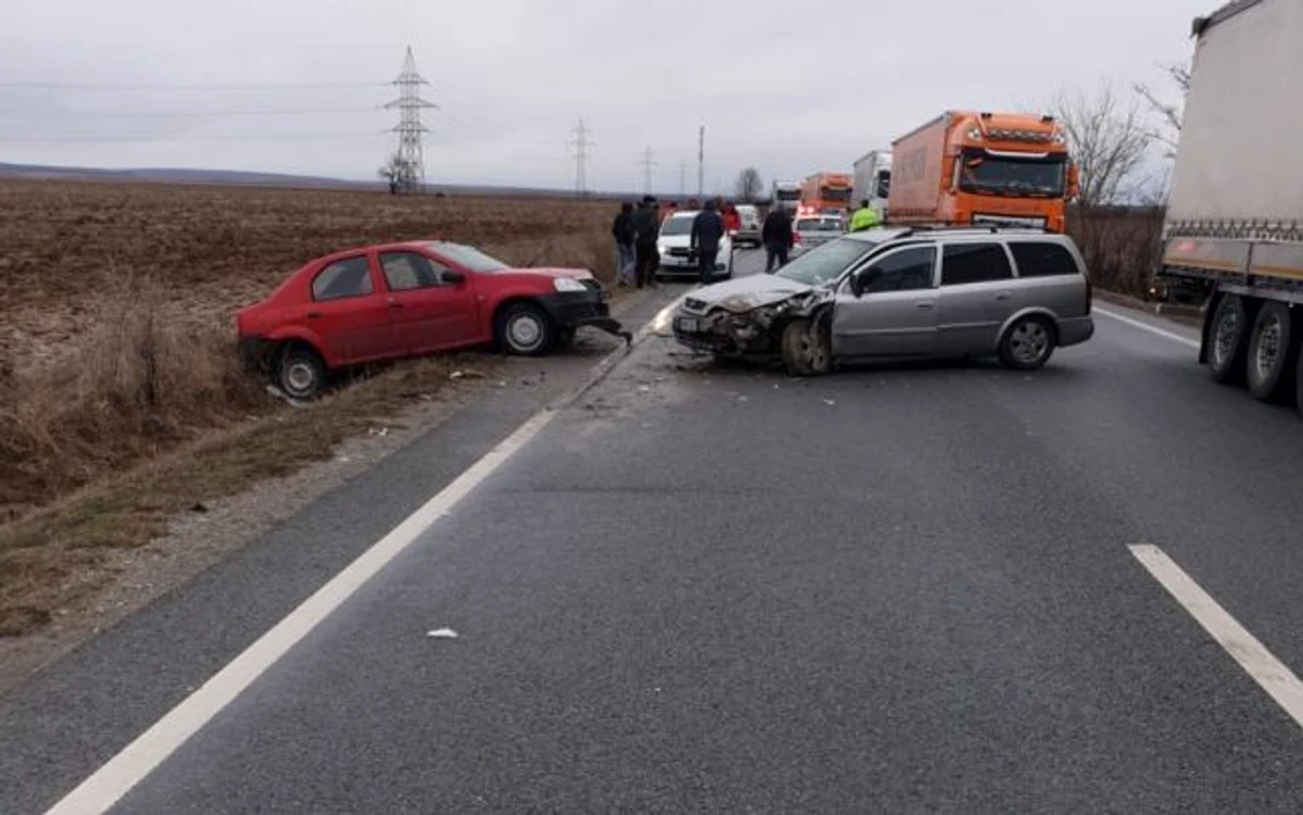 Cele două autoturisme implicate în accident