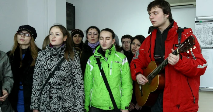 Studenţii gălăţeni au venit cu colindul