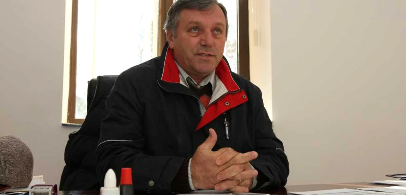 Primarul Victor Chiriloaie a mai fost obligat în urmă cu ceva timp să le deconteze dascălilor naveta. Foto: Bogdan Dimofte