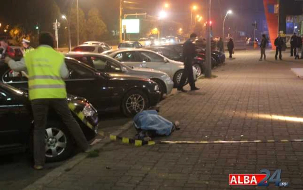 Tânărul a lovit în cădere şi un autoturism parcat lângă trotuar. Foto: alba24.ro