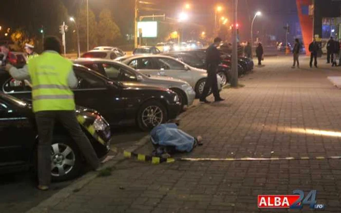 Tânărul a lovit în cădere şi un autoturism parcat lângă trotuar. Foto: alba24.ro