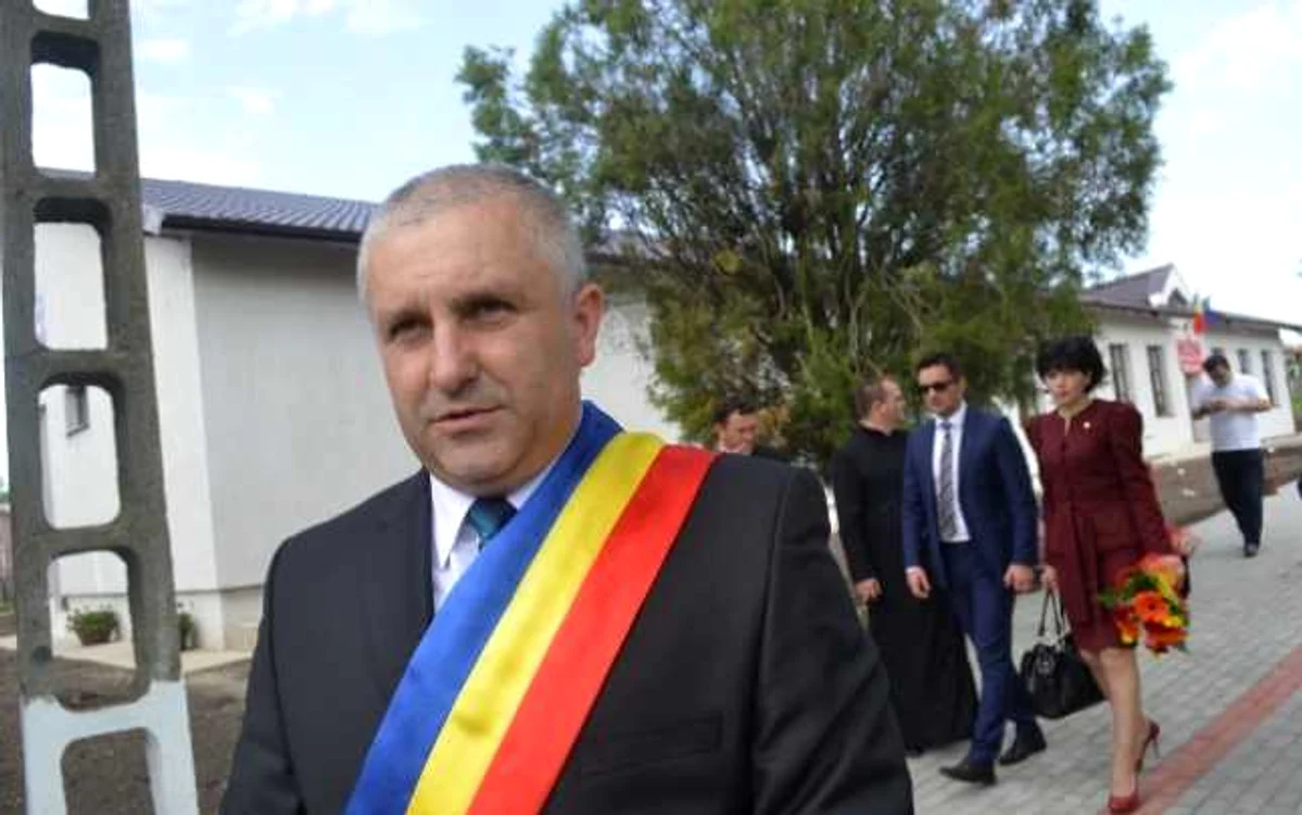 Loredan Buraga primarul din comuna botoşăneană Mihălăşeni a hotărât să returneze merele date elevilor FOTO botosaneanul.ro