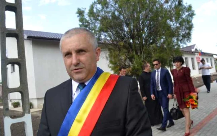 Loredan Buraga primarul din comuna botoşăneană Mihălăşeni a hotărât să returneze merele date elevilor FOTO botosaneanul.ro