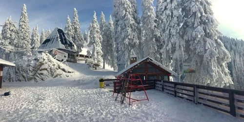 Pârtiile din Poiana Braşov au fost acoperite de zăpadă