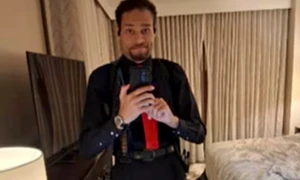 Cole Allen s a filmat in camera de hotel inarmat pana in dinți FOTO profimedia jpg