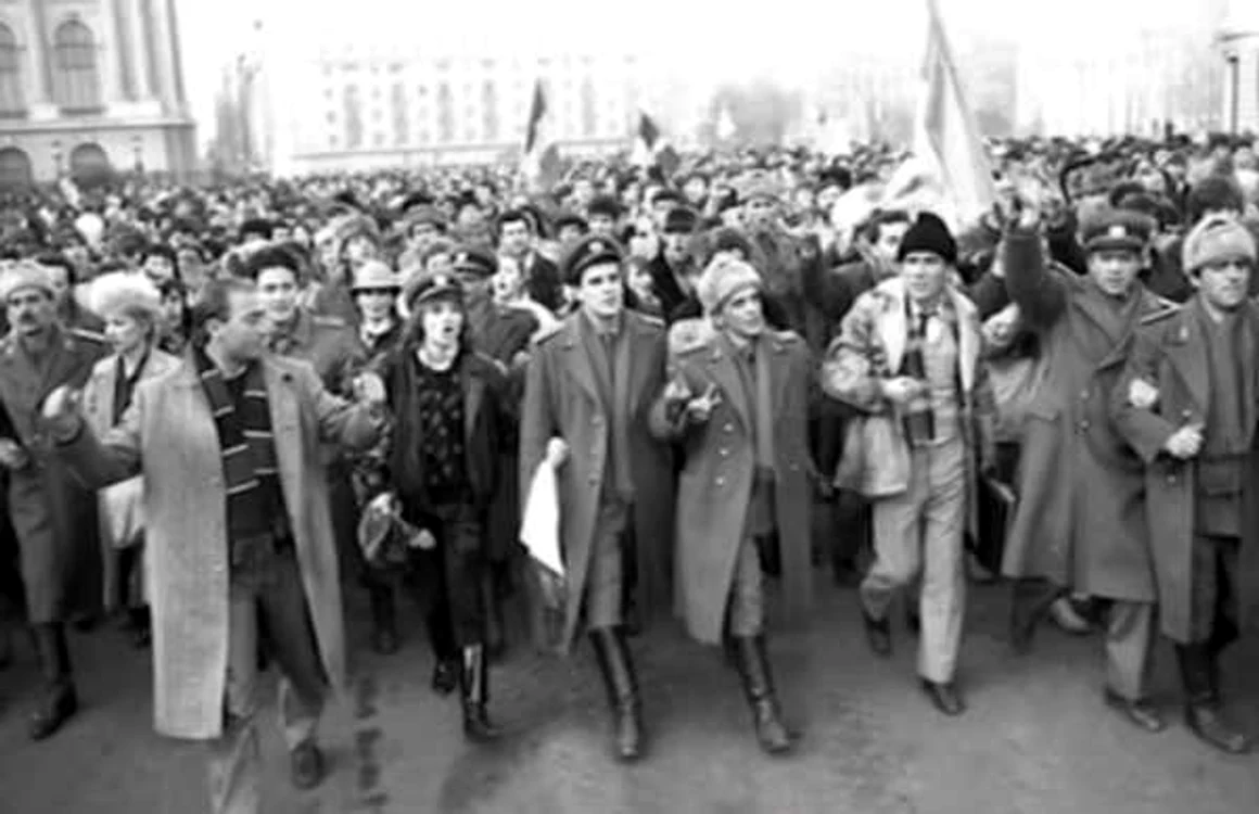 În decembrie 1989, Dan Mircea, ofiţer al Armatei României, era braţ la braţ cu manifestanţii încrezători în revenirea libertăţii în ţara lor. În decembrie 2019, la 6TV, ca rezervist, acelaşi conaţional a privit această imagine cu mulţumirea de a fi luat parte la o clipă istorică.