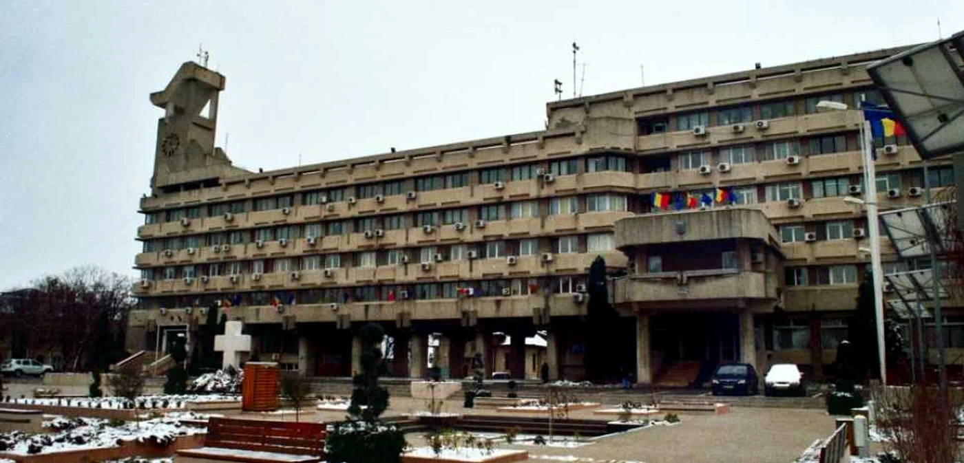 Autorităţile susţin că Palatul Administrativ are nevoie de reparaţii urgente   FOTO Florentin Coman