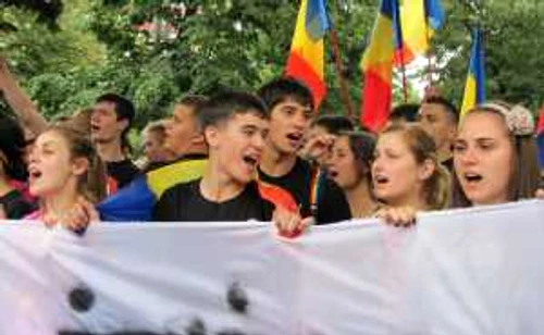 Tinerii cântau cântece patriotice