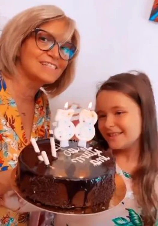 Mama și fiica Andreei Antonescu au sărbătorit-o pe solistă cu tort și flori