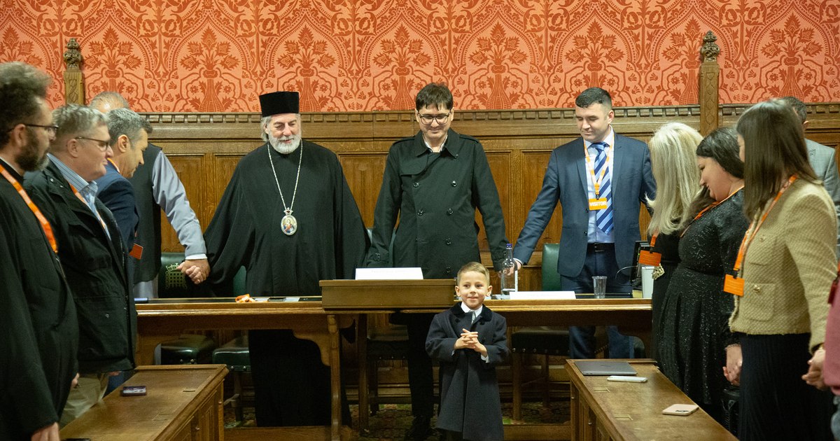 Momentul unic în care un băiețel român citește Tatăl Nostru în Parlamentul britanic, cu prilejul Zilei Naționale a României