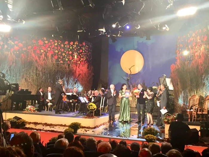 Eugen Doga împreună cu primarul municipiului Târgovişte, Cristian Stan şi Alina Mavrodin Vasiliu - directorul artistic al festivalului, au fost cei care au urcat pe scenă şi au îmnânat premiul cel mare.