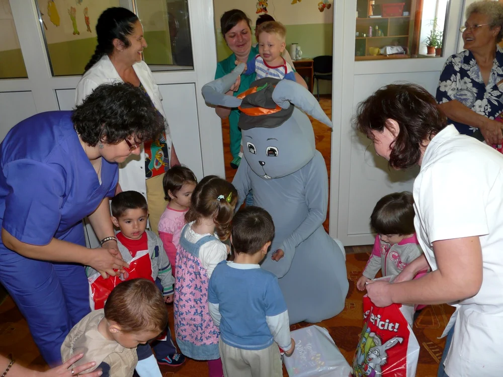 Iepuraşul a ajuns la preşcolarii din creşele Reşiţei FOTO CRISTIAN FRANŢ