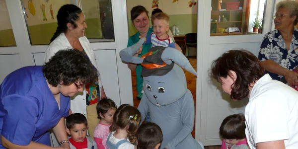 Iepuraşul de la Primăria Reşiţa a ajuns şi la preşcolari