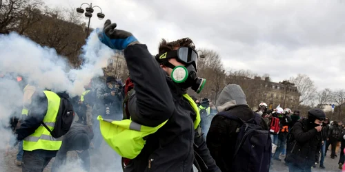 Demonstraţie violentă a vestele galbene la Paris FOTO EPA-EFE / Julien De Rosa