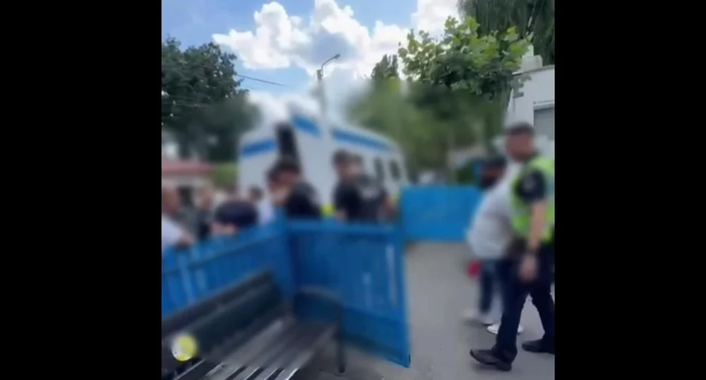 Scandal cu bâte și bricege într-un complex rezidențial din București. Șase persoane au fost reținute