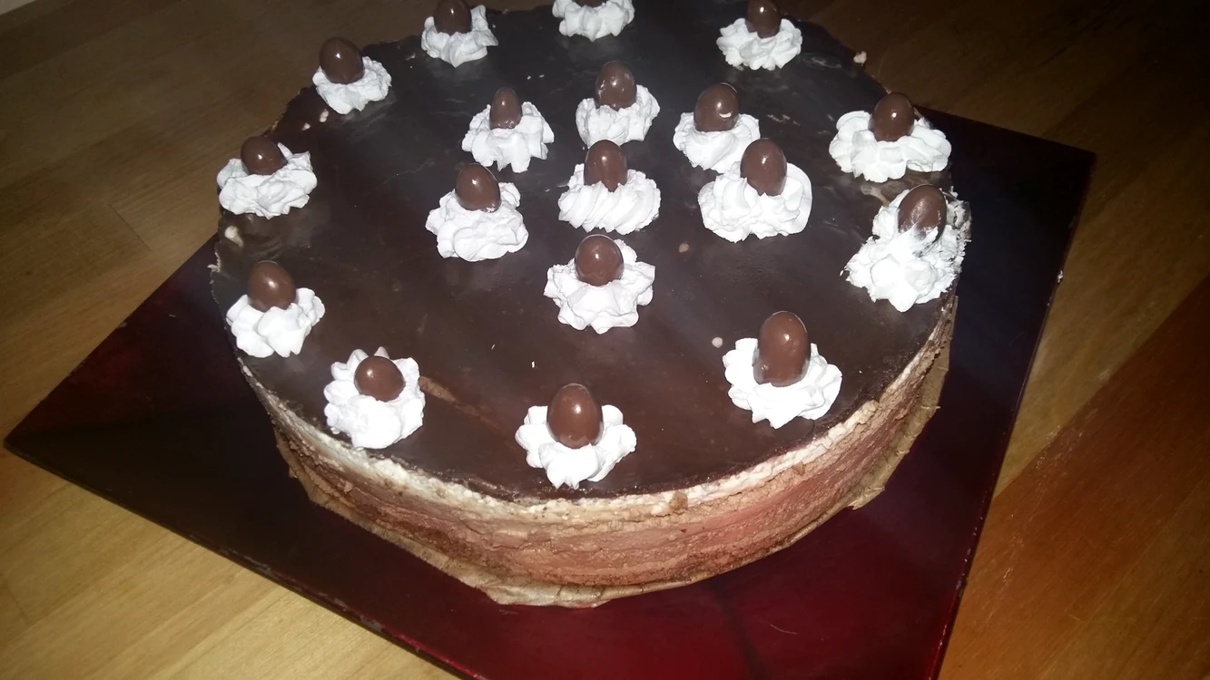 
    Tort din 3 straturi de mousse de ciocolată  