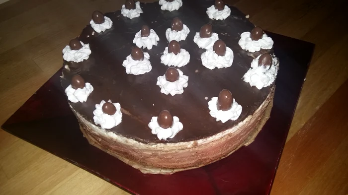 Tort din 3 straturi de mousse de ciocolată