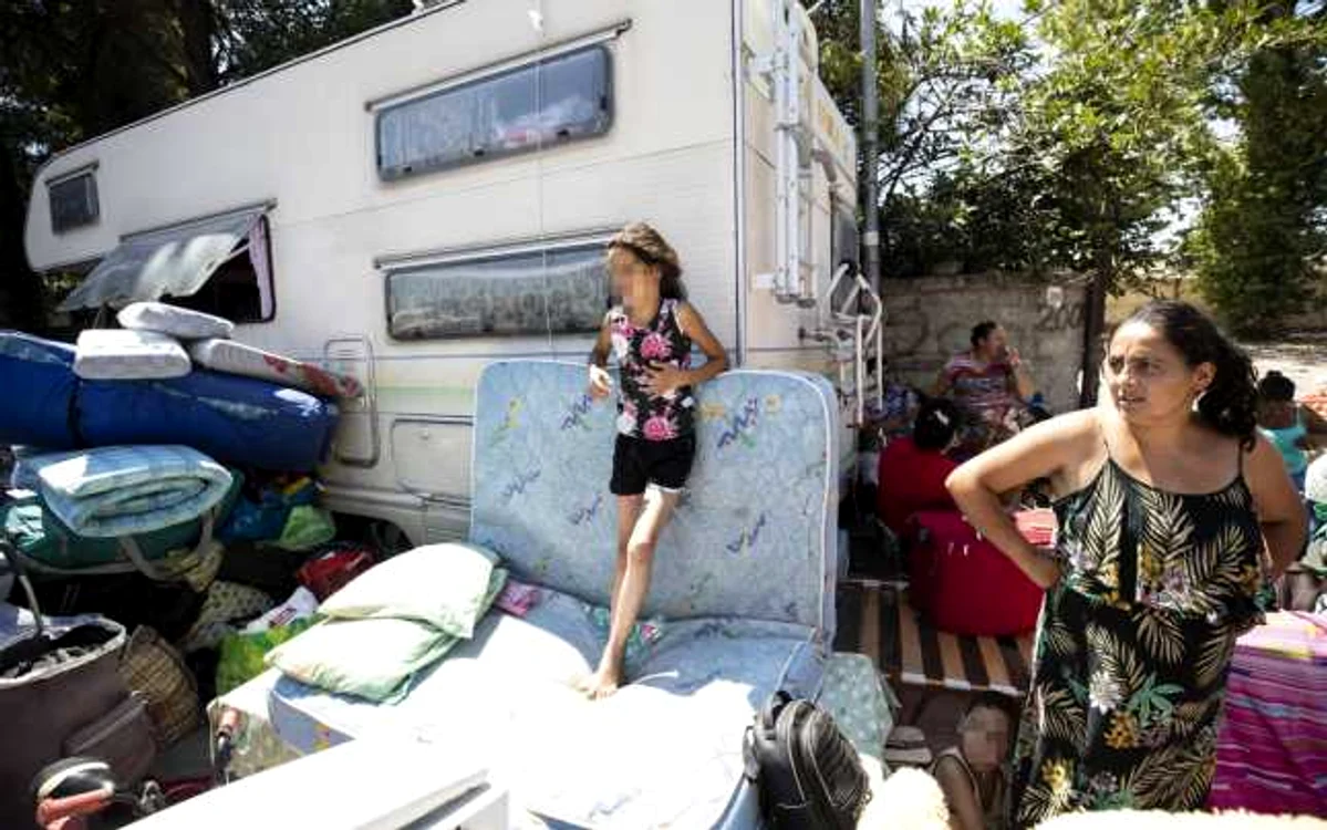 Poliţia din Roma a evacuat joi o tabără de romi Foto: EPA/EFE