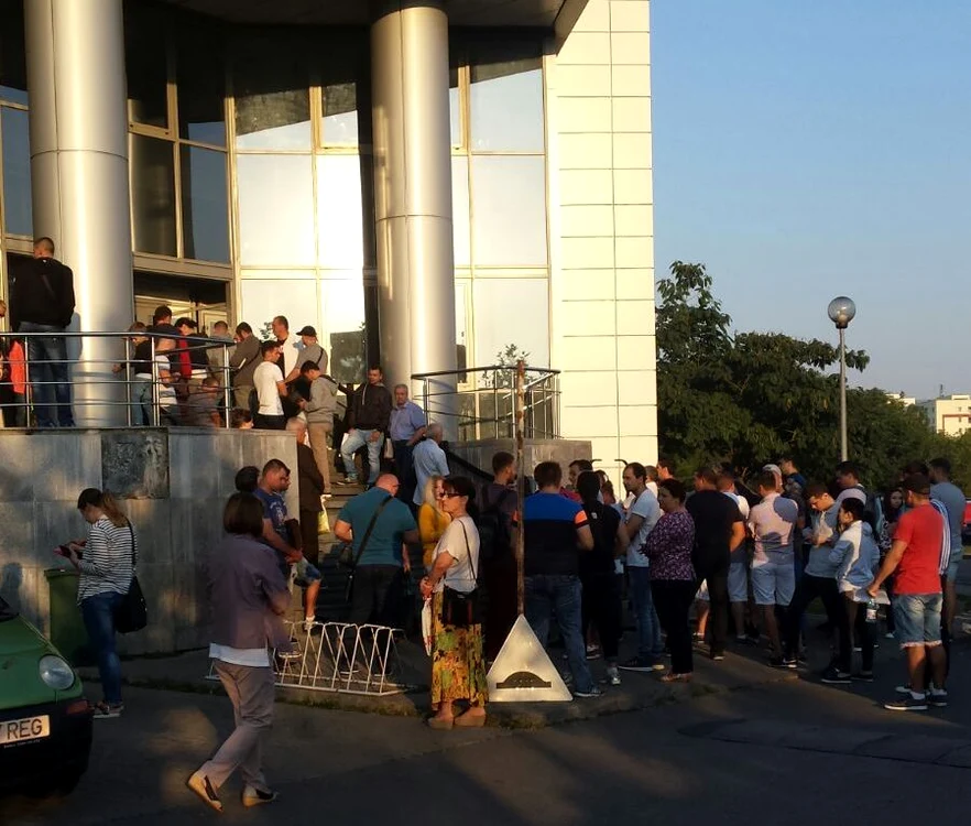 Cei care se aflau azi dimineață în față erau veniți de la ora 5.30, deși programul a început la ora 8.00