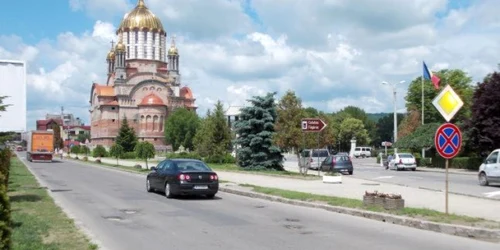 Unul dintre cele mai proaste drumuri din judeţ este la Făgăraş. FOTOArhivă.