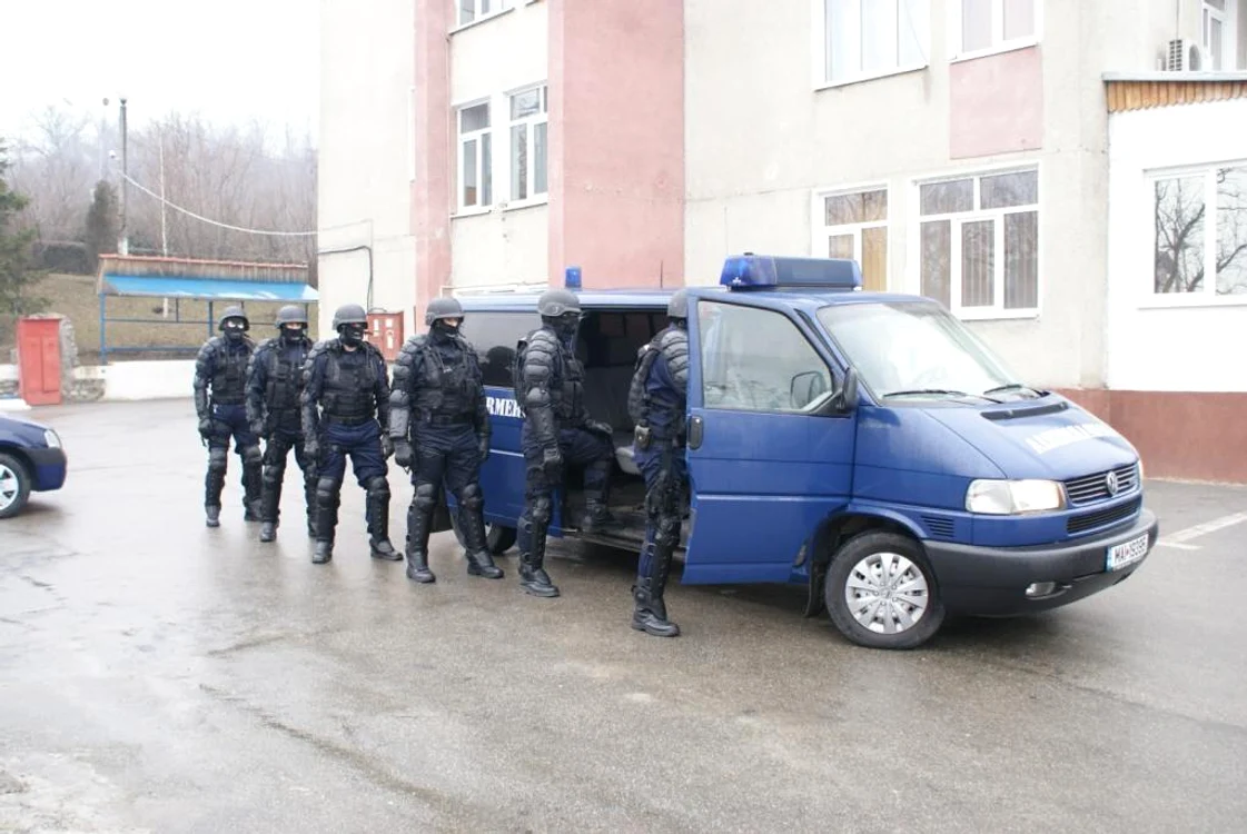 Jandarmii asigură ordinea la meciul de handbal