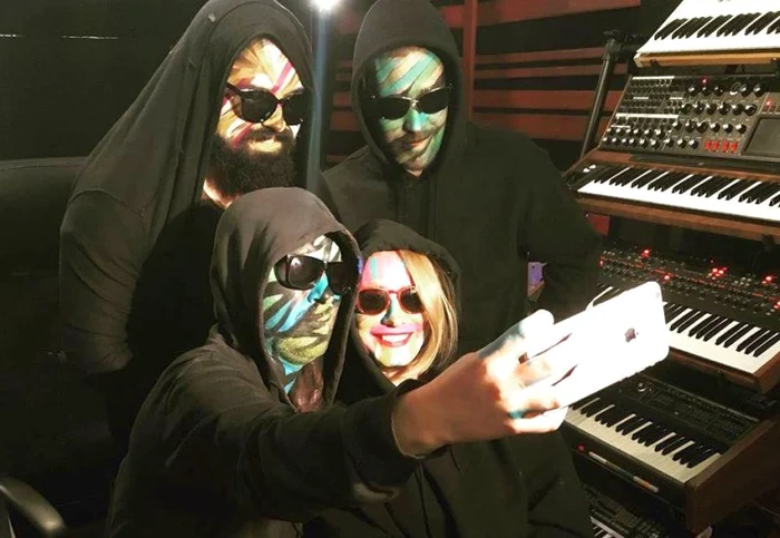 
    Andreea Esca şi-a făcut "selfie" cu artiştii moldovenifoto: arhiva personală  