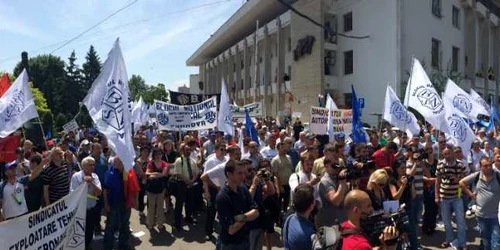 Sindicaliştii portuari din Constanţa protestează în faţa Primăriei/Prefecturii FOTO Adrian Boioglu