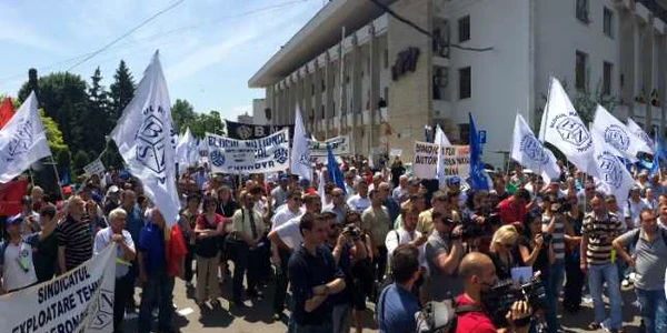Sindicaliştii portuari din Constanţa protestează în faţa Primăriei/Prefecturii FOTO Adrian Boioglu