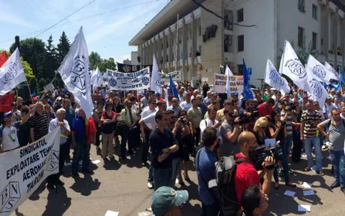 Sindicaliştii portuari protestează în faţa Primăriei/Prefecturii FOTO A. Boioglu