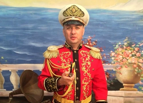 Leo de la Strehaia, "prinţul ţiganilor", s-a mutat la Bucureşti, în timp ce rudele sale au probleme cu legeaFoto: arhiva personală